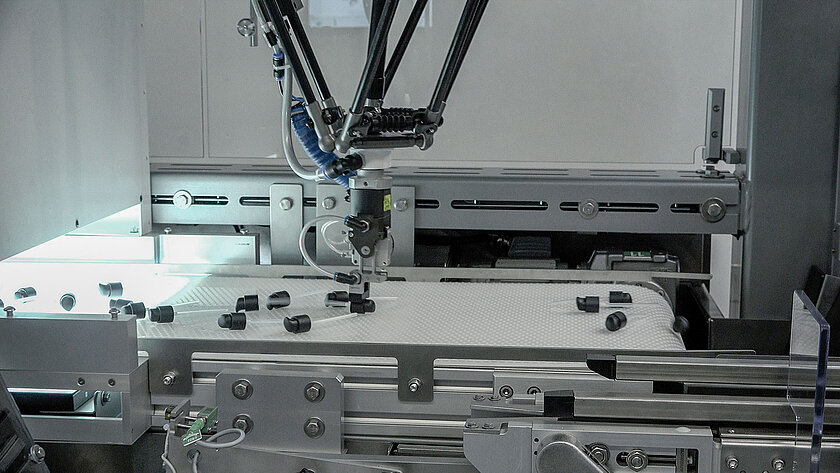 groninger Smarttrack - use of a sorting robot to feed closure components